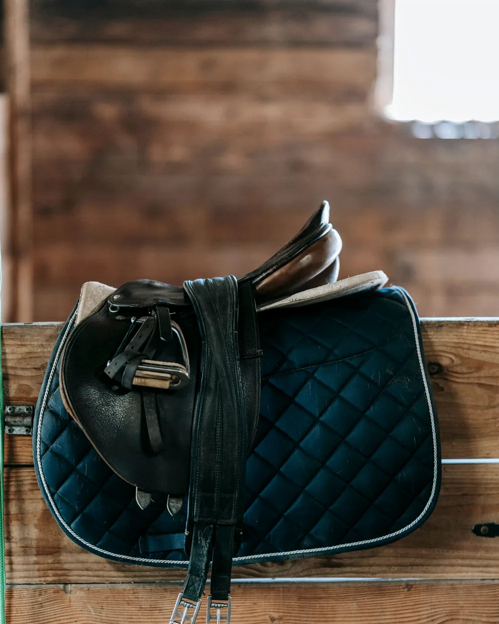 Selle et tapis de cheval